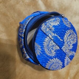 Keepsakes or jewelery box with zipper